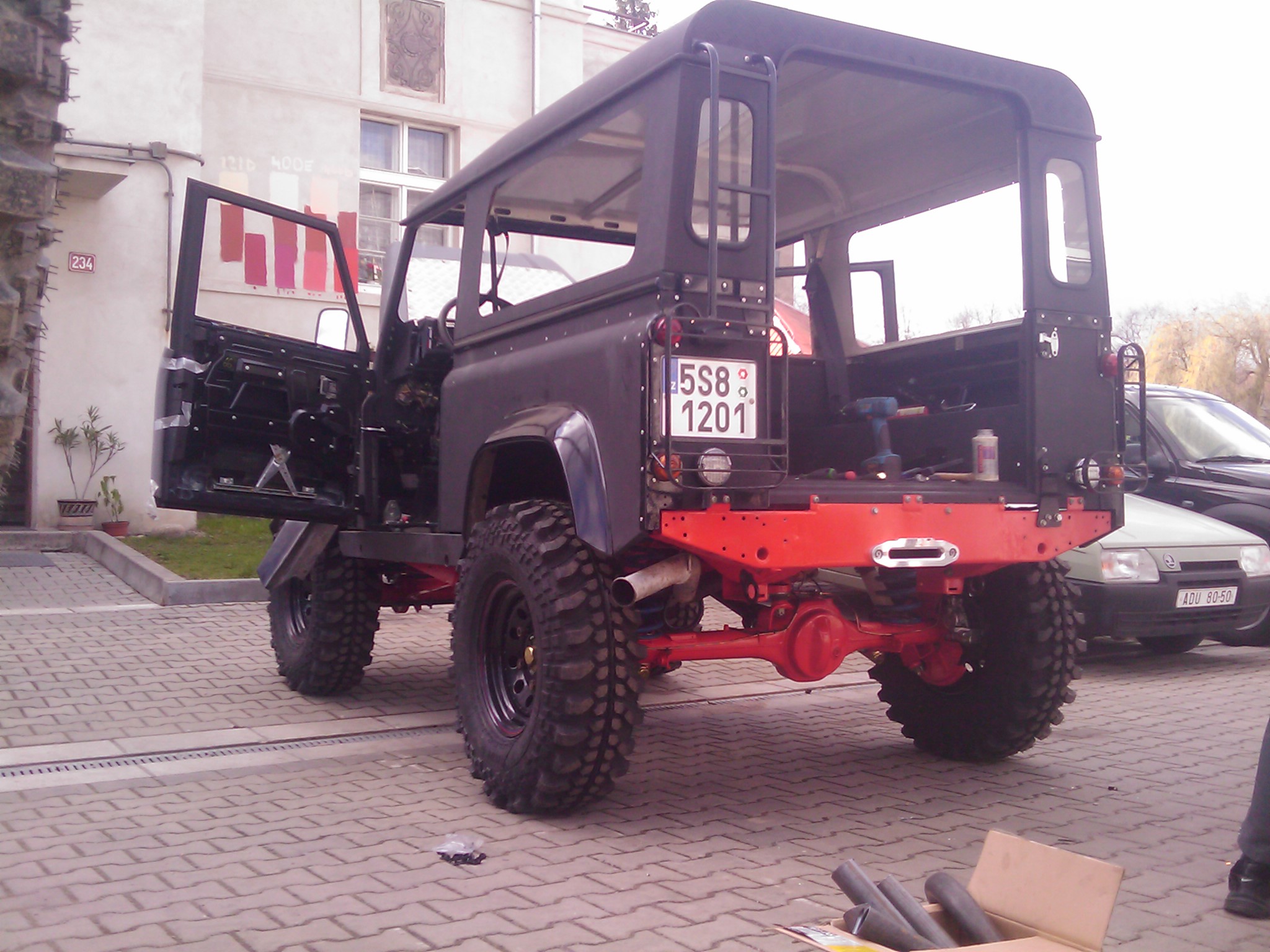 D90